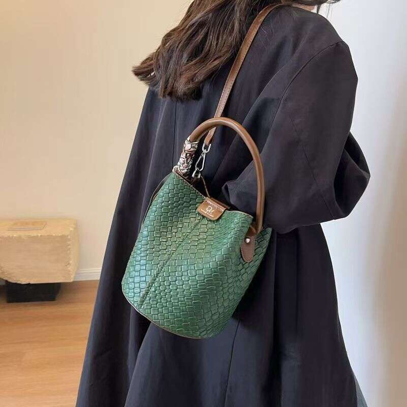 Women's bucket bag shoulder bag 2025 hot sale crossbody bag handbag rhombus messenger bag large capacity to send silk scarves