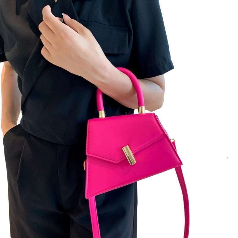 Fashionable PU Trendy Lock Closure Shoulder Bag With Ample Storage Minimalists Tote Display Your Individuality