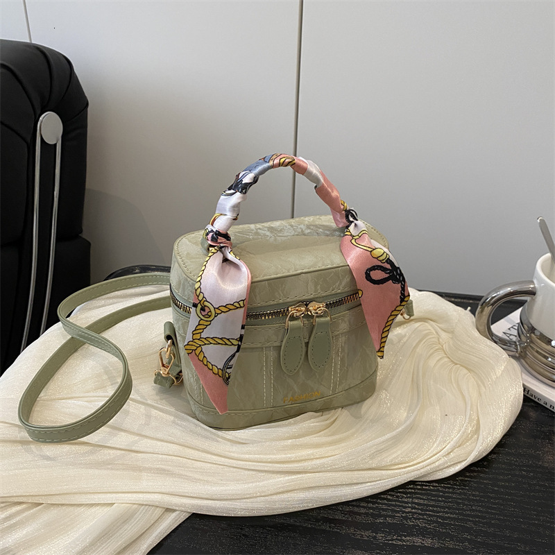 Internet celebrity women's 2025 summer new Korean version fashionable single shoulder small square bag niche design crossbody bucket bag