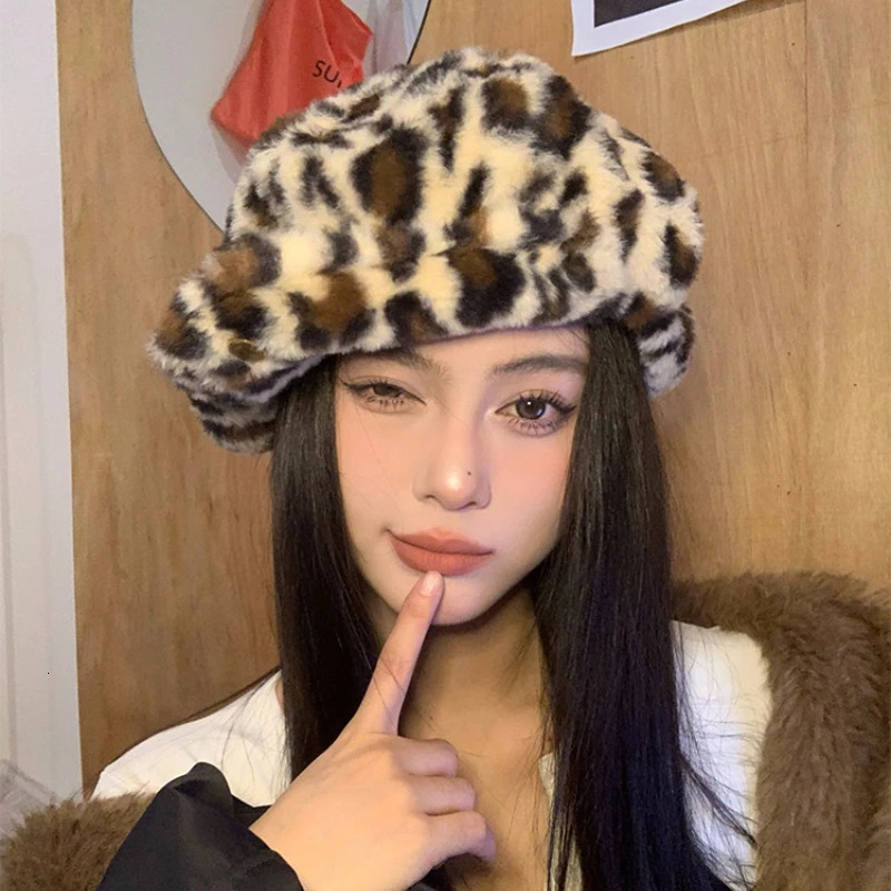 American Fashion Leopard Print Plush Berets Cap for Women Autumn Winter Travel Warm Personality Versatile Oversized Painter Hat 250520