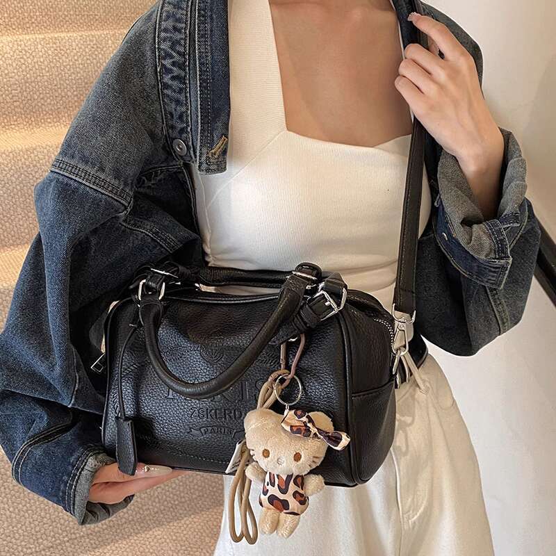 This year's popular Boston women's 2025 new large capacity commuting handbag niche crossbody bag