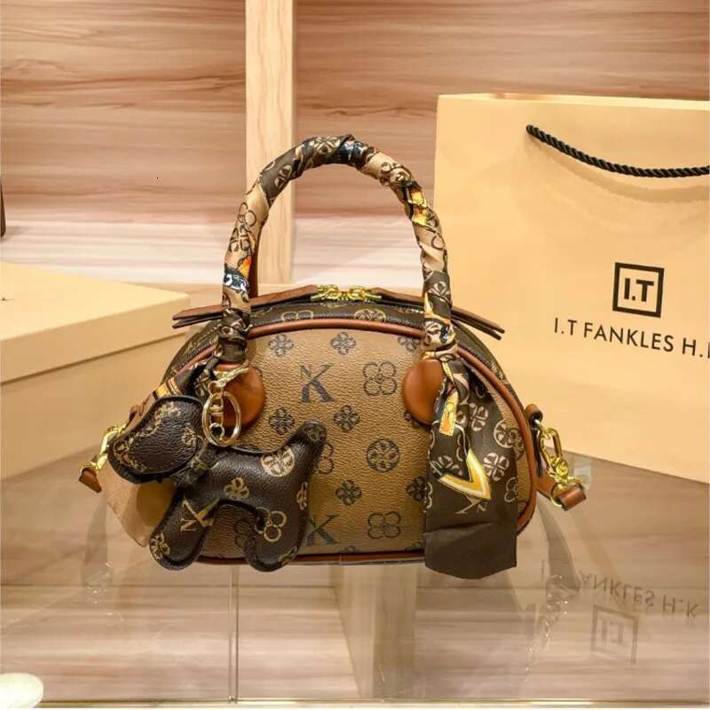 Brand Women's Handbag 2025 New Autumn And Winter High-End Texture Niche Designer Light Shoulder Crossbody Shell Bag