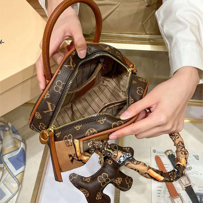Brand Women's Handbag 2025 New Autumn And Winter High-End Texture Niche Designer Light Shoulder Crossbody Shell Bag