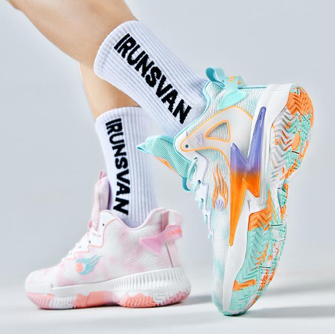 New basketball shoes for men in summer lightweight and casual sports running shoes breathable mesh surface practical shoes for teenagers and students 