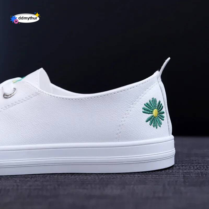 2024 And Summer Shallow Mouth White Women's Shoes Lazy Sneakers New Spring All-match One Pedal Flat shoes ddmythur