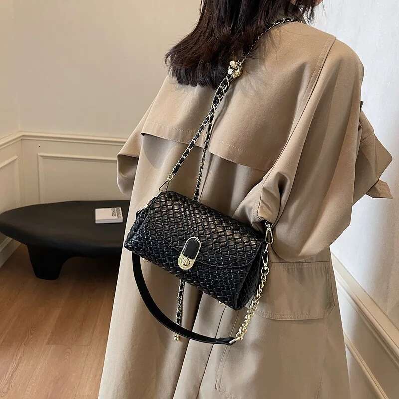 2025 New Women's High End Light Chain Woven Pillow Bag Fashionable Single Shoulder Crossbody Versatile Bag