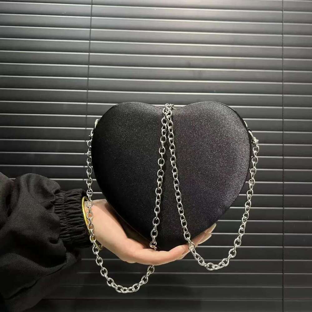 Ladies' Fashionable Elegant Dinner Love Shoulder Bag, Small And Exquisite Chain Diagonal Cross Bag