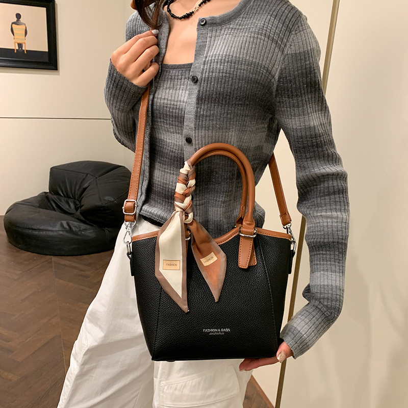 Handheld fashionable bucket Korean version trendy shoulder for women 2024 new niche simple casual crossbody commuting bag