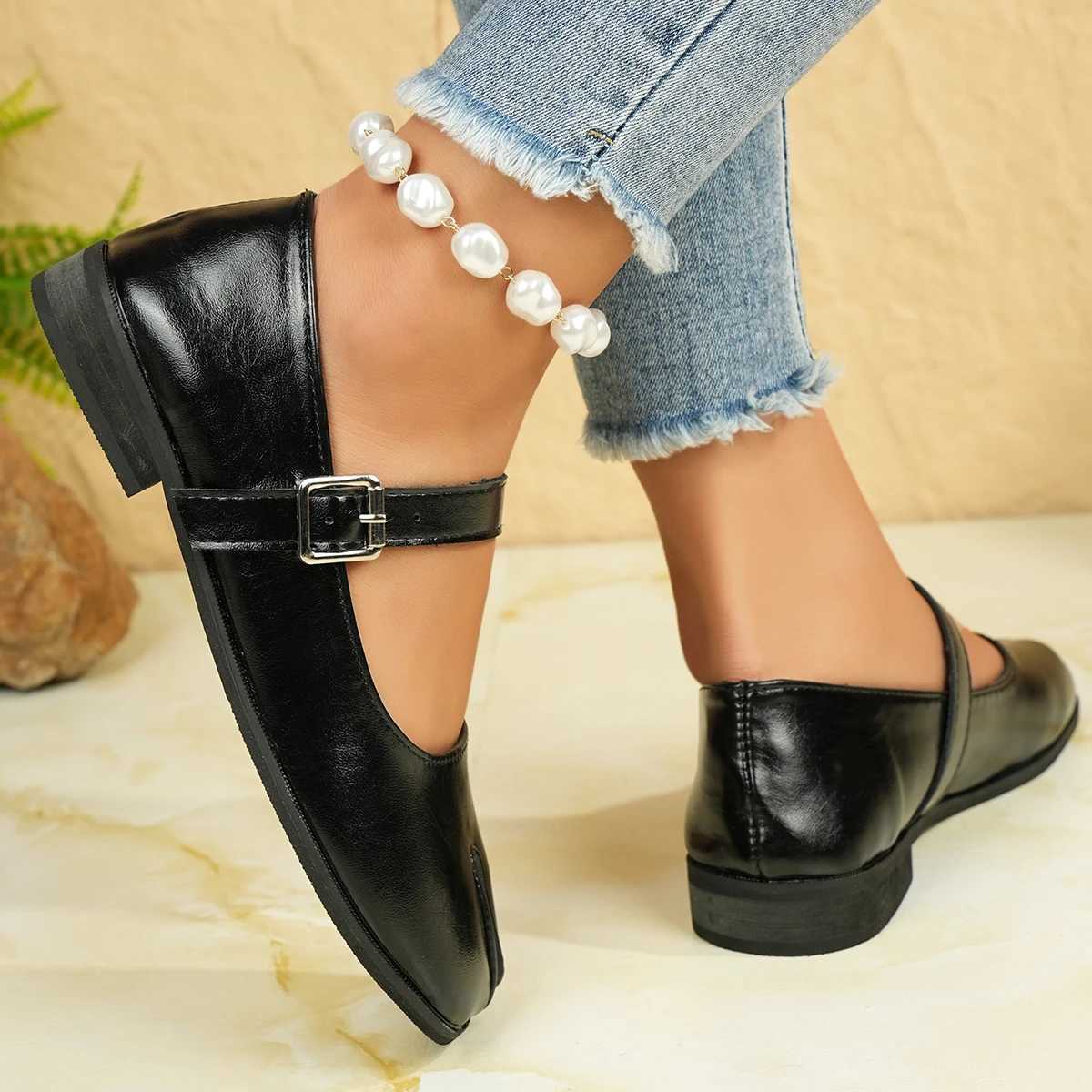Novelty Split Toe Shoes Womens Leather Mary Janes Japanese Style Handcart Flat Ankle Bele Tabi Ninja Loafers Womens+Free Socks Z250521