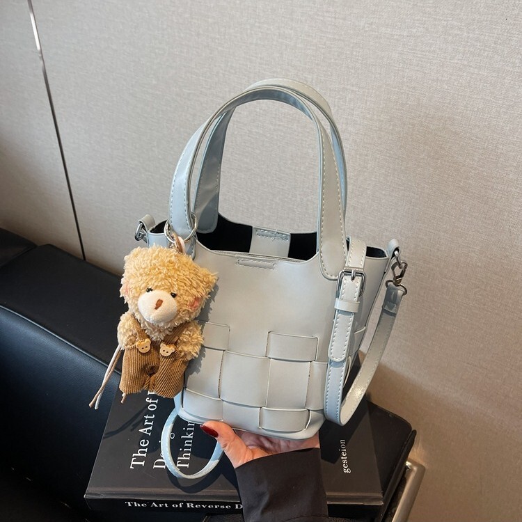 Designer 2025 New Outdoor Free Delivery Korean Style Beautiful Hand-held Bucket Personalized Texture Crossbody Stylish Shoulder Bag