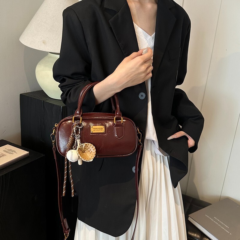 2025 New Outdoor Style Free Delivery Designer Bag High-end Fashion Niche Ins Baguette Temperament Can Be Carried On One Shoulder Crossbody Hand-held