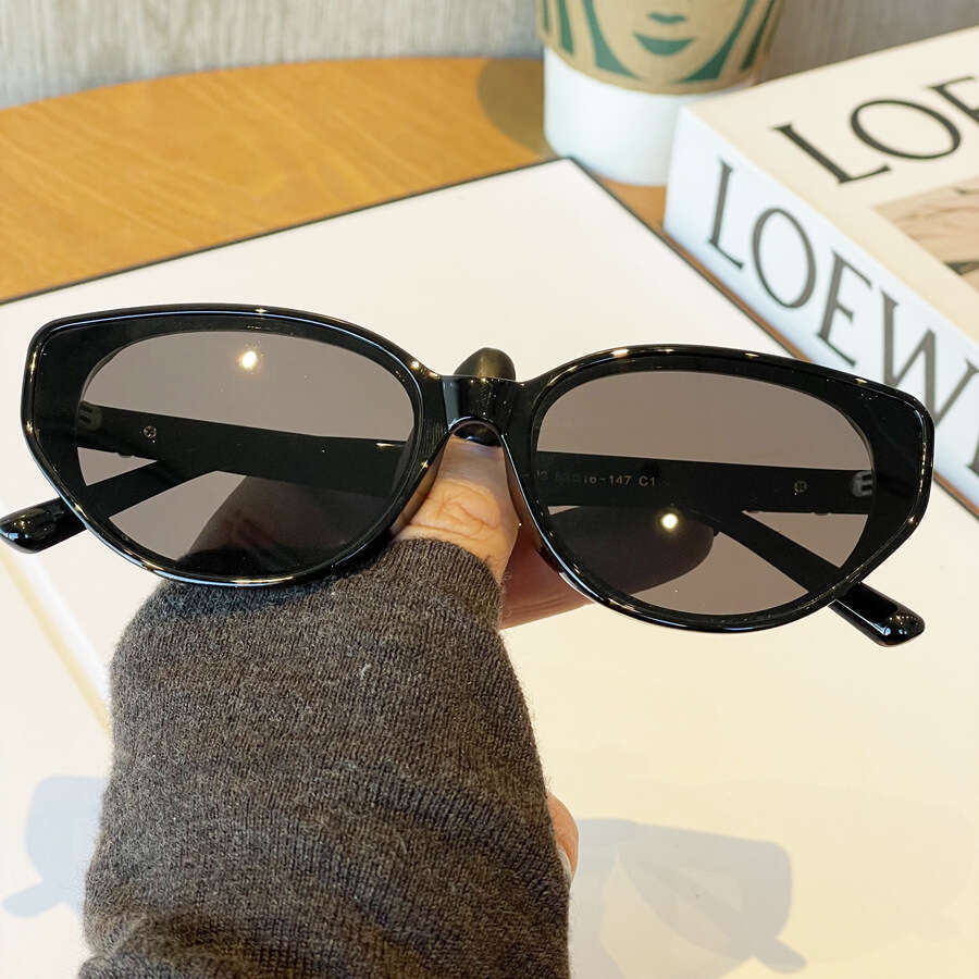 Fashionable trendy women with a high-end feel, frames that are versatile and show off, small glasses for travel, sunscreen, cat's eye sunglasses