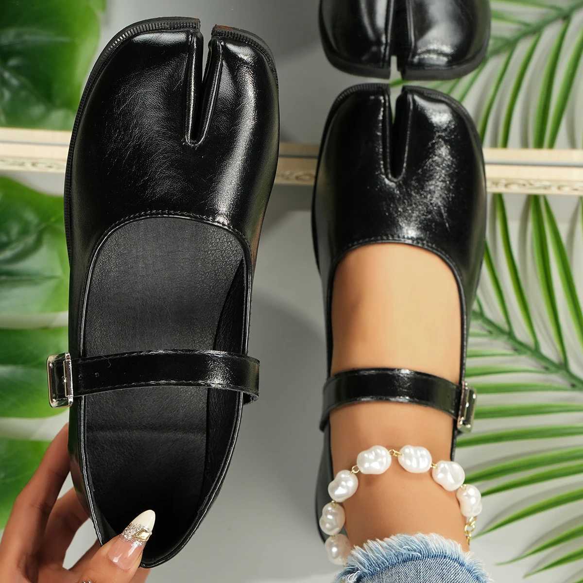 Novelty Split Toe Shoes Womens Leather Mary Janes Japanese Style Handcart Flat Ankle Bele Tabi Ninja Loafers Womens+Free Socks Z250521