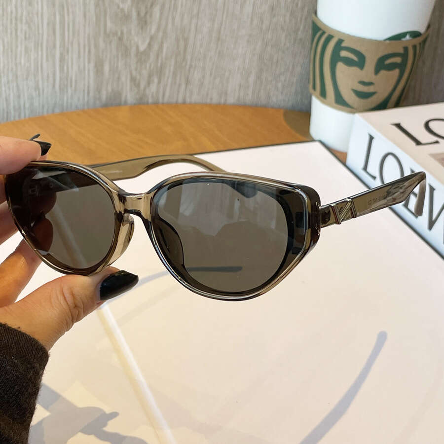 Fashionable trendy women with a high-end feel, frames that are versatile and show off, small glasses for travel, sunscreen, cat's eye sunglasses