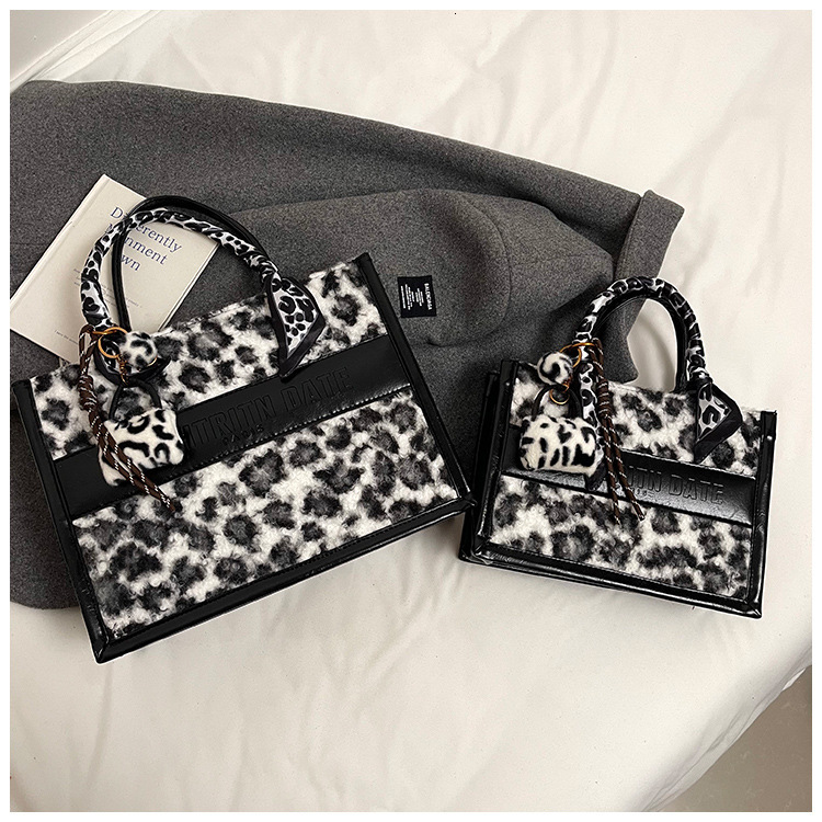 2025 Outdoor Style Free Delivery Designer Fashion Leopard Print Handbag Spring New Shoulder Large Capacity Temperament Versatile Tote Bag