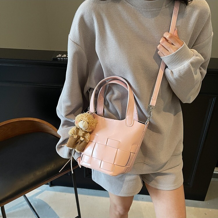 Designer 2025 New Outdoor Free Delivery Korean Style Beautiful Hand-held Bucket Personalized Texture Crossbody Stylish Shoulder Bag