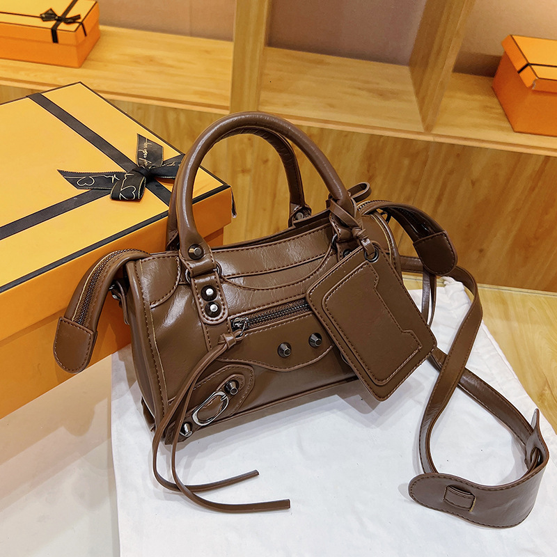 2025 New Outdoor Style Free Delivery Designer Rivet Oilskin Motorcycle Handbag Fashion Trend Single Shoulder Crossbody Women's Bag
