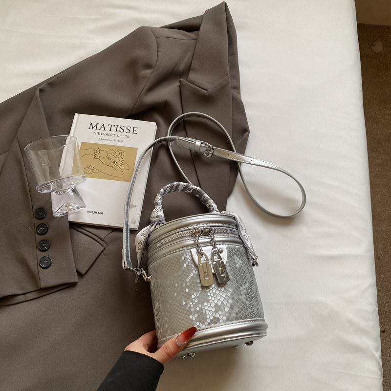 Designer 2025 New Outdoor Style Free Delivery Popular And Fashionable Small Bucket Bag For Women In Spring Korean Minimalist Handbag Niche Design