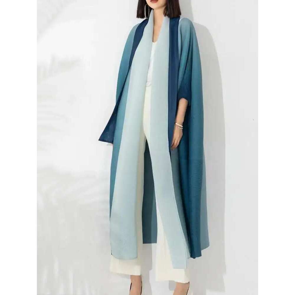 LANMREM Gradient Pleated Trench Coat For Women Bat Sleeve Scarf Collar Long Windbreaker Female Fashion Clothing 2025 New 2DA2148