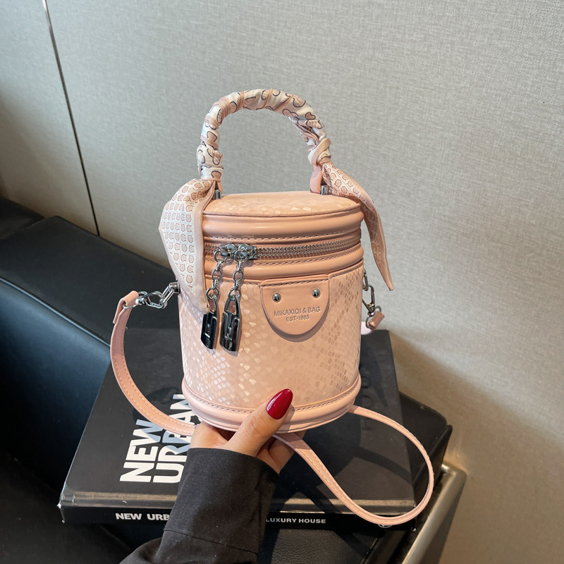 Designer 2025 New Outdoor Style Free Delivery Popular And Fashionable Small Bucket Bag For Women In Spring Korean Minimalist Handbag Niche Design