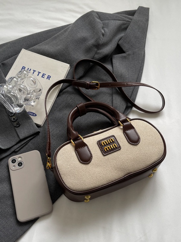 Free shipping Designer Ladies 2025 Texture hand-held bowling Bag, Retro chain small square bag, versatile canvas bag, Crossbody bag