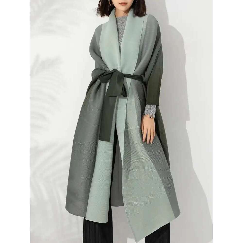 LANMREM Gradient Pleated Trench Coat For Women Bat Sleeve Scarf Collar Long Windbreaker Female Fashion Clothing 2025 New 2DA2148