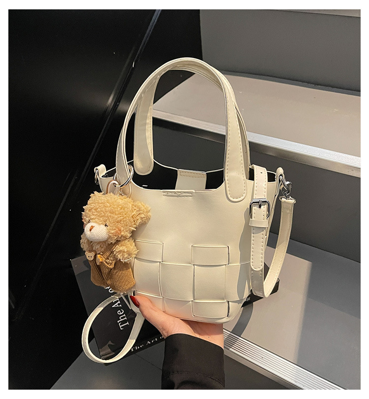 Designer 2025 New Outdoor Free Delivery Korean Style Beautiful Hand-held Bucket Personalized Texture Crossbody Stylish Shoulder Bag