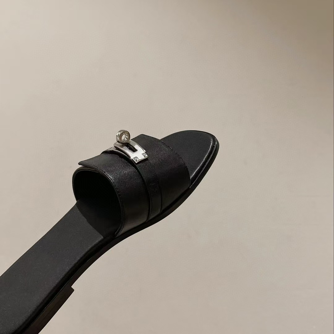 10A Flat bottomed woman slippers sandals genuine leather woman shoes casual Gold Silverkeychain design non slip slippers wear-resistant and durable