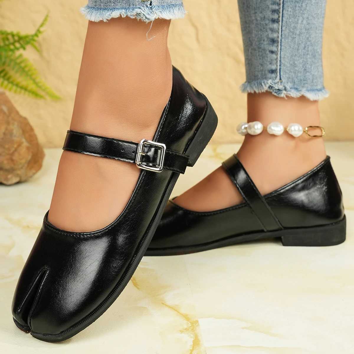 Novelty Split Toe Shoes Womens Leather Mary Janes Japanese Style Handcart Flat Ankle Bele Tabi Ninja Loafers Womens+Free Socks Z250521