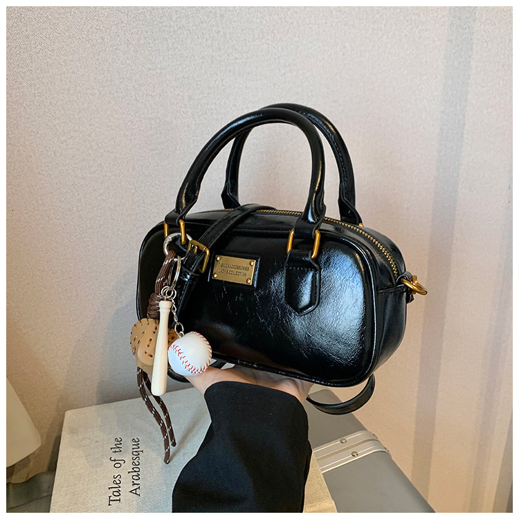 2025 New Outdoor Style Free Delivery Designer Bag High-end Fashion Niche Ins Baguette Temperament Can Be Carried On One Shoulder Crossbody Hand-held