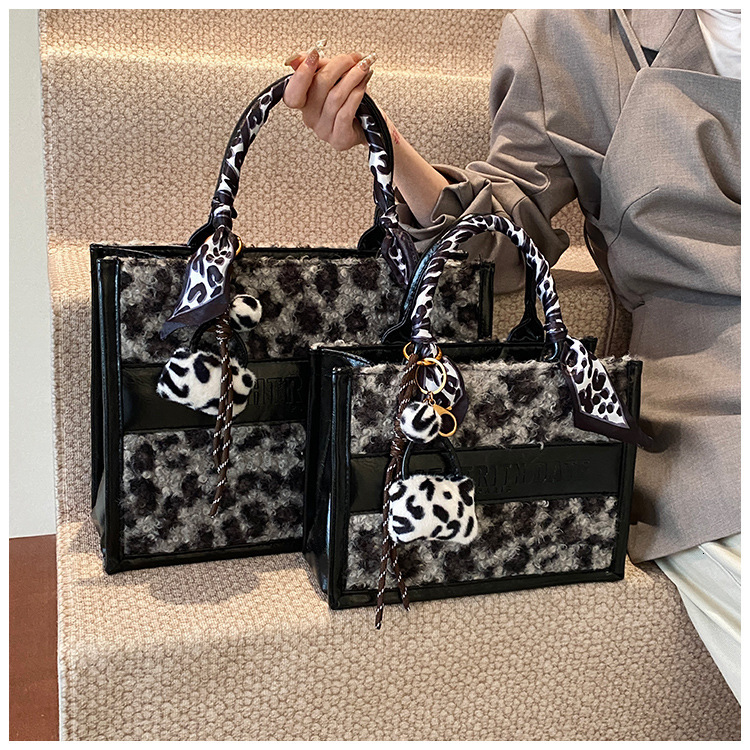2025 Outdoor Style Free Delivery Designer Fashion Leopard Print Handbag Spring New Shoulder Large Capacity Temperament Versatile Tote Bag