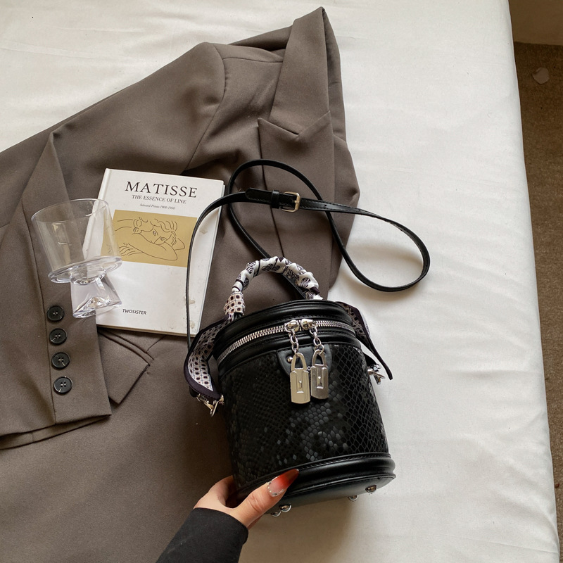 Designer 2025 New Outdoor Style Free Delivery Popular And Fashionable Small Bucket Bag For Women In Spring Korean Minimalist Handbag Niche Design