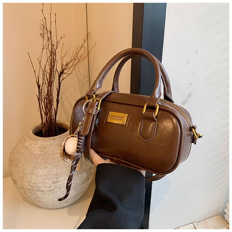 2025 New Outdoor Style Free Delivery Designer Bag High-end Fashion Niche Ins Baguette Temperament Can Be Carried On One Shoulder Crossbody Hand-held
