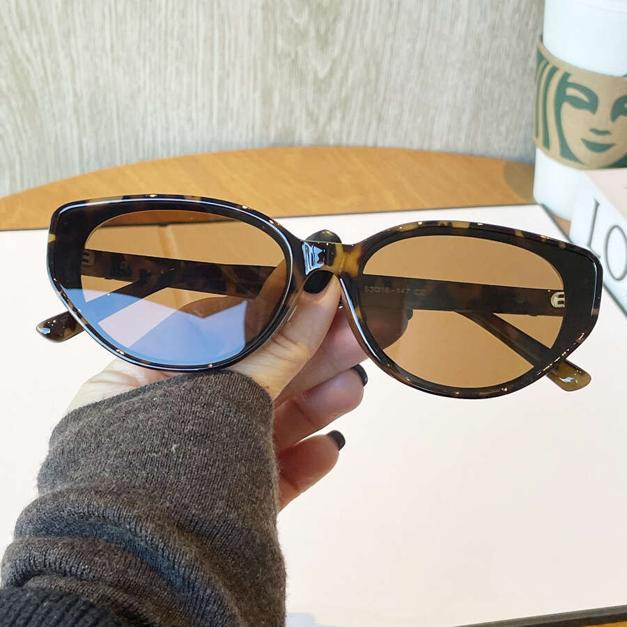 Fashionable trendy women with a high-end feel, frames that are versatile and show off, small glasses for travel, sunscreen, cat's eye sunglasses