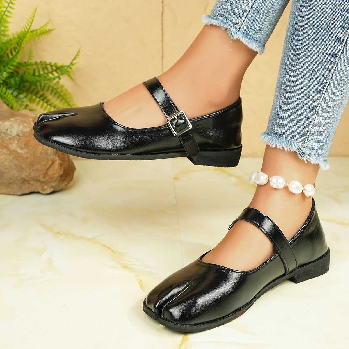 Novelty Split Toe Shoes Womens Leather Mary Janes Japanese Style Handcart Flat Ankle Bele Tabi Ninja Loafers Womens+Free Socks Z250521