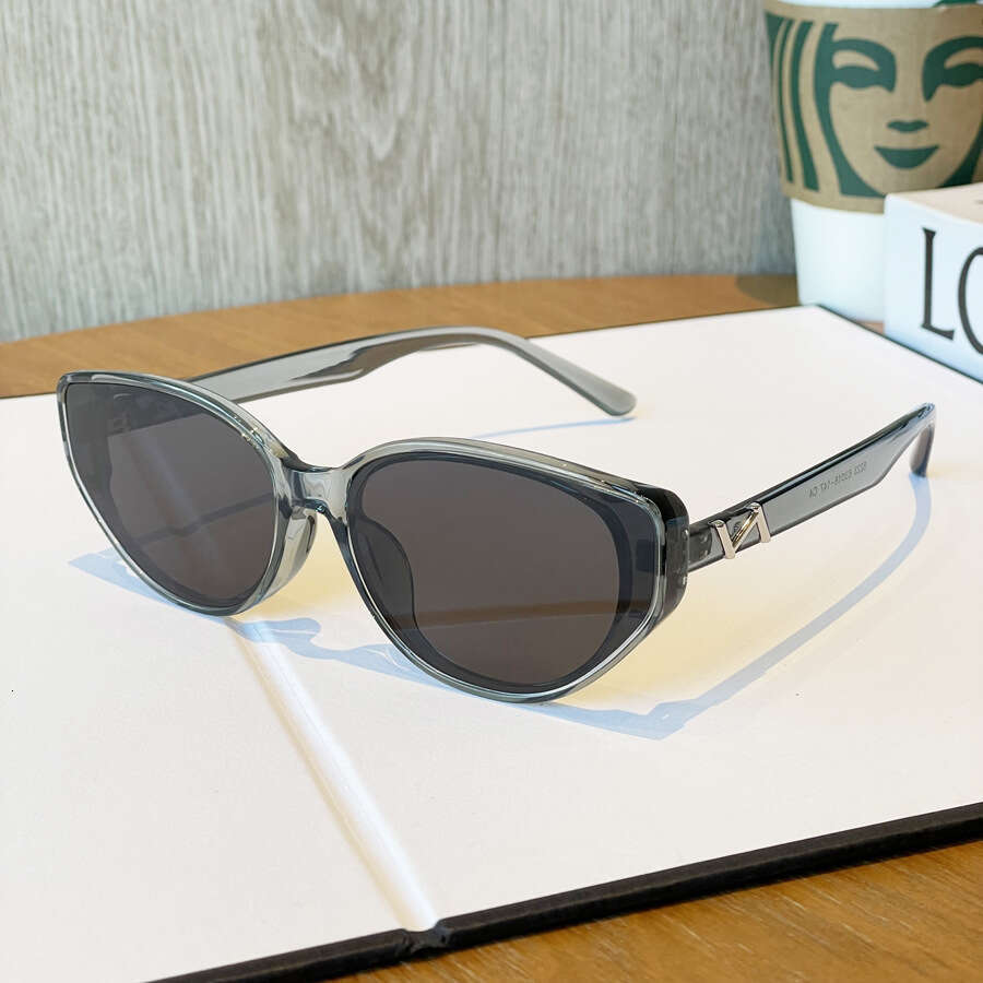 Fashionable trendy women with a high-end feel, frames that are versatile and show off, small glasses for travel, sunscreen, cat's eye sunglasses