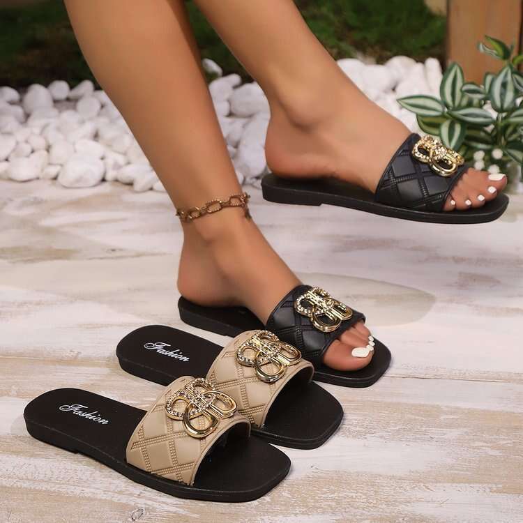 Free Shipping Beach Flat Sandals Luxury Women's Shoes 2025 Summer Metal Buckle Sandals Simple Casual Versatile Sandals Designer Sandals Wholesale