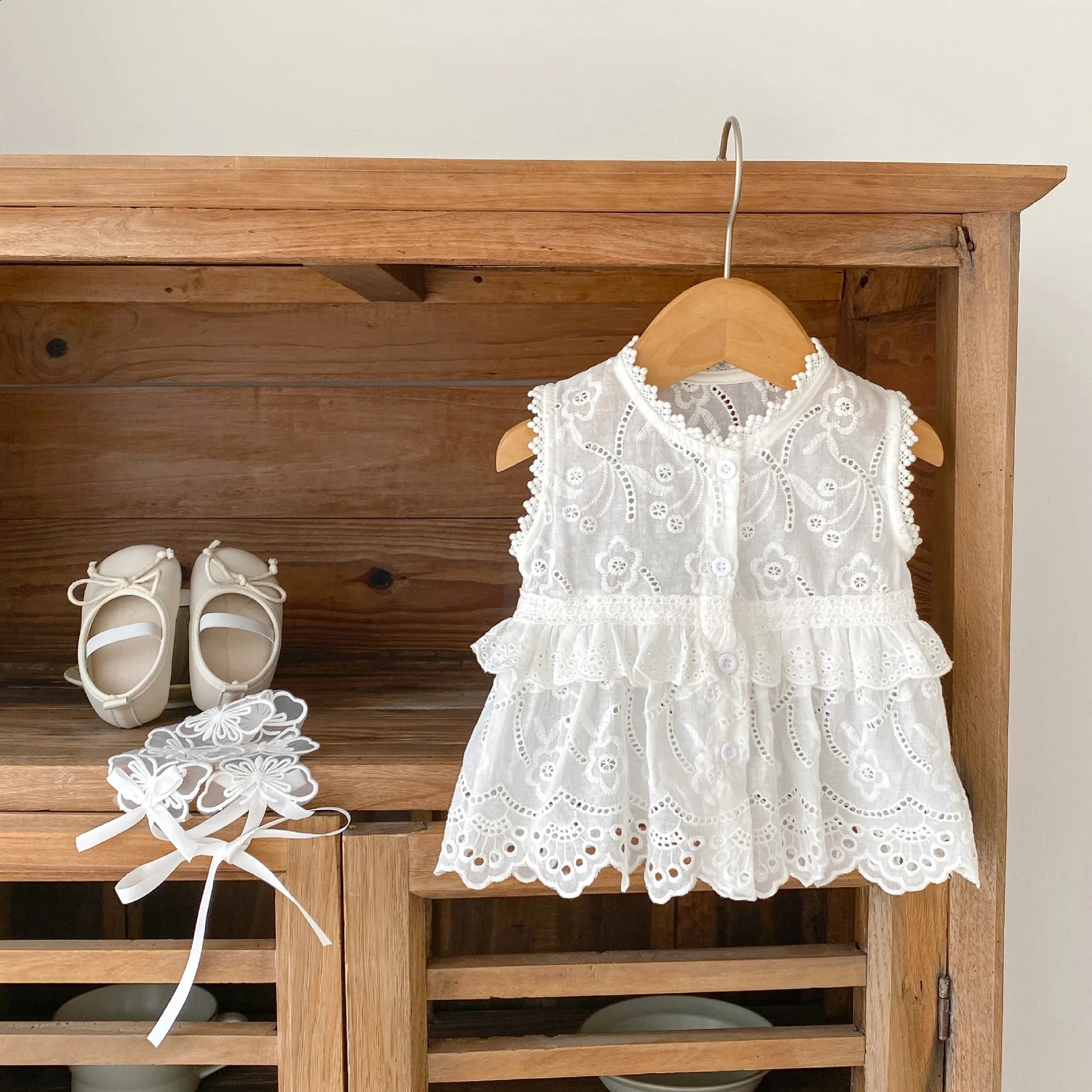 INS2023 Summer Product Baby and Toddler Girls Sweet Princess Style Embroidered Hollow Lace Hem Sleeveless Cardigan Top 250517z