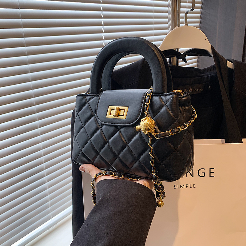 2025 New Outdoor Style Luxury Free Delivery Designer Bag French Niche Diamond Chain Handbag For Women's Fashion Handbag Commuting Single Shoulder