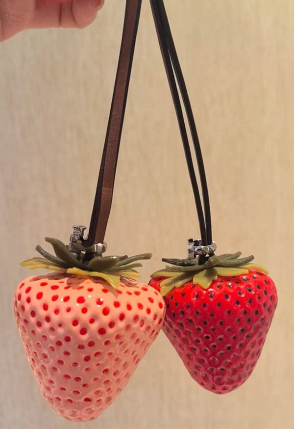 Strawberry Handbag Charm Keychain Metal Leather 3D Strawberry Ring Keyring Cute Womens Bag cessory 5cm L250928032D