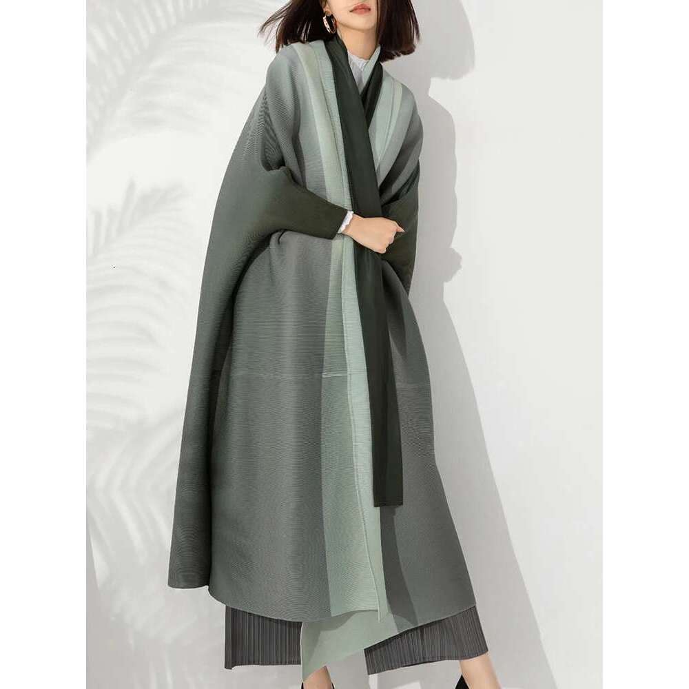 LANMREM Gradient Pleated Trench Coat For Women Bat Sleeve Scarf Collar Long Windbreaker Female Fashion Clothing 2025 New 2DA2148
