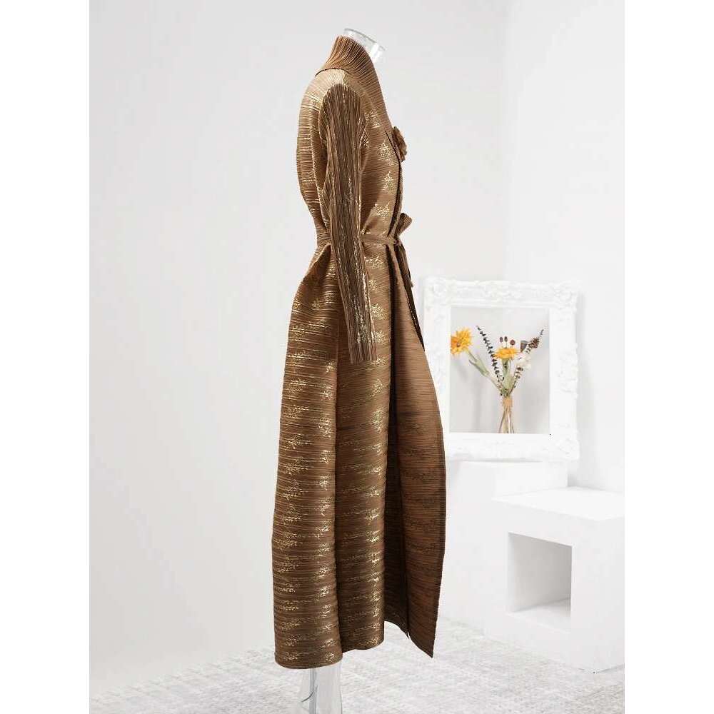LANMREM Pleated 3D Flowers Long Windbreaker For Women Lapel Lace-up Full Sleeve Outwear New 2025 Female Trench Coats 32S1022
