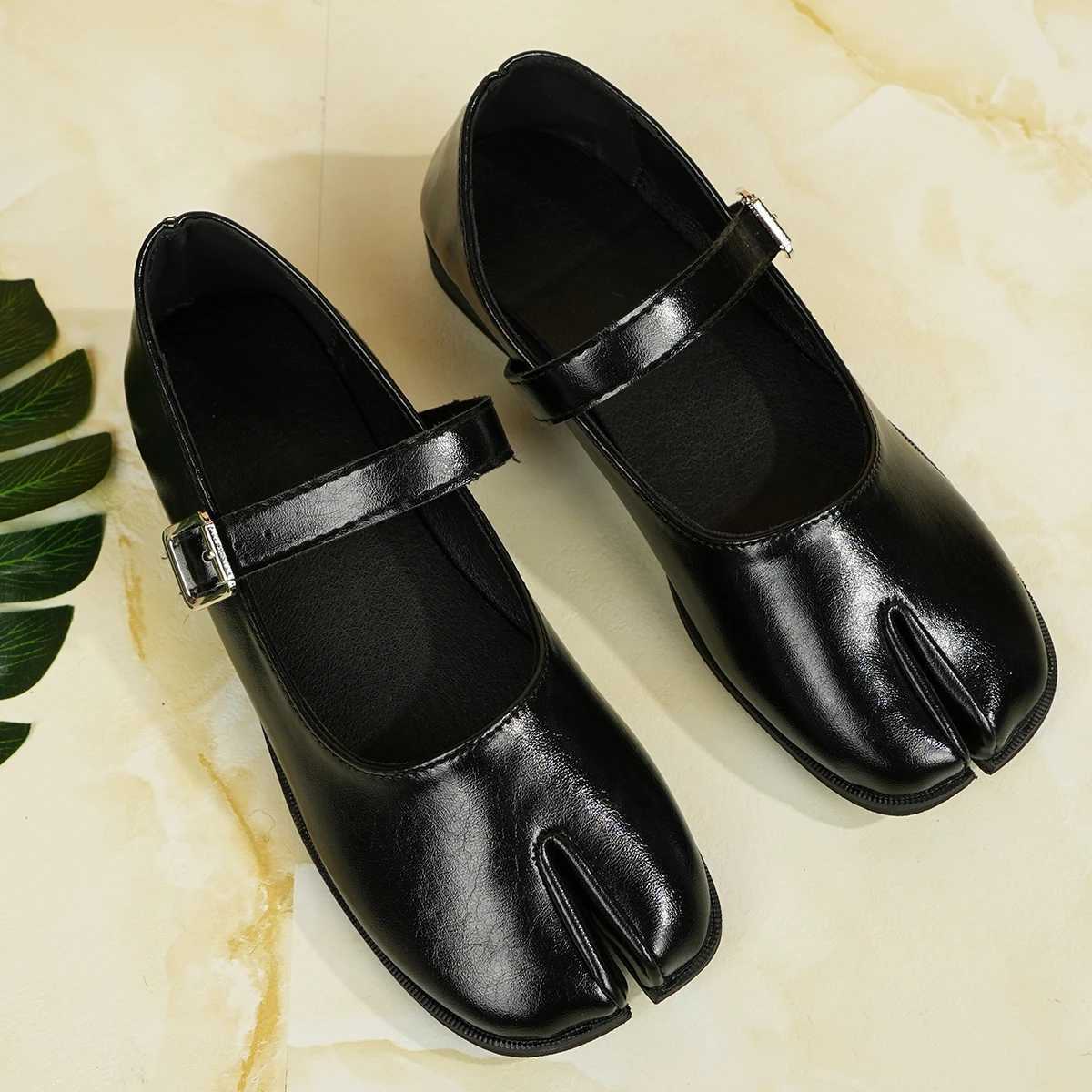 Novelty Split Toe Shoes Womens Leather Mary Janes Japanese Style Handcart Flat Ankle Bele Tabi Ninja Loafers Womens+Free Socks Z250521