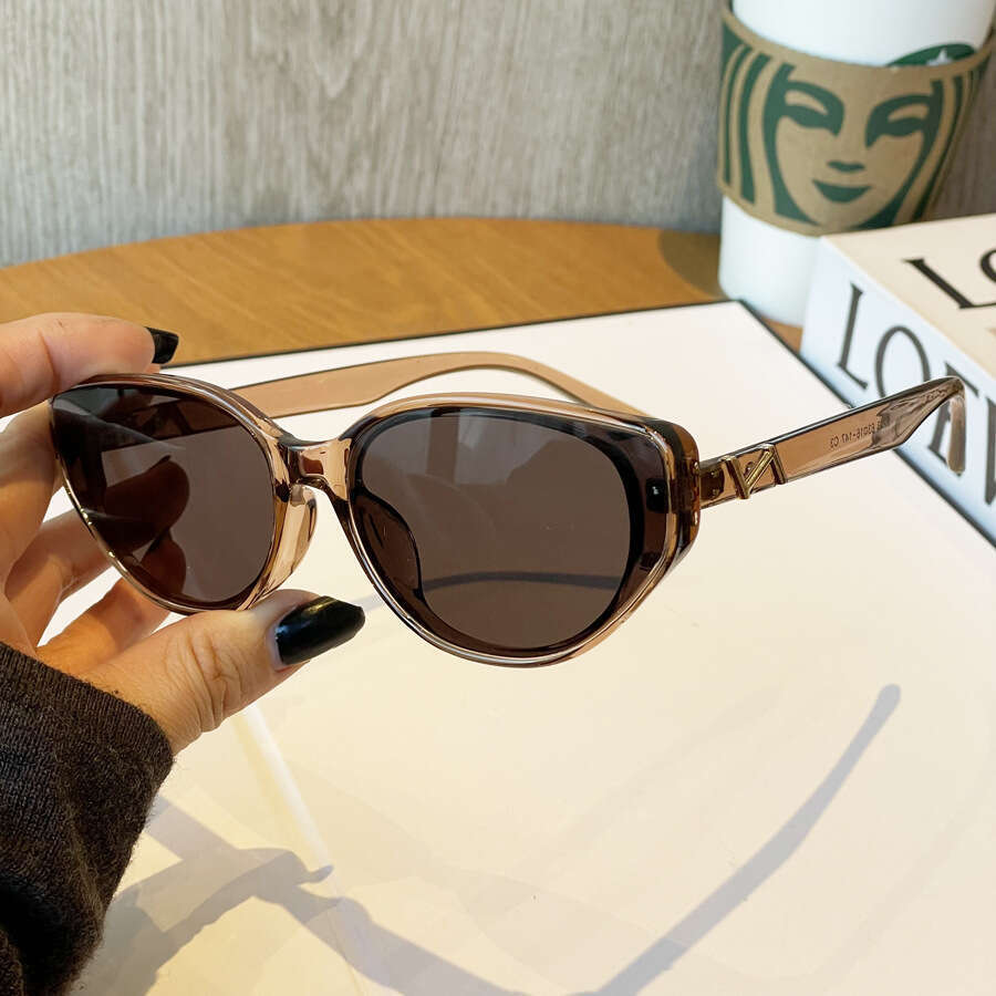 Fashionable trendy women with a high-end feel, frames that are versatile and show off, small glasses for travel, sunscreen, cat's eye sunglasses
