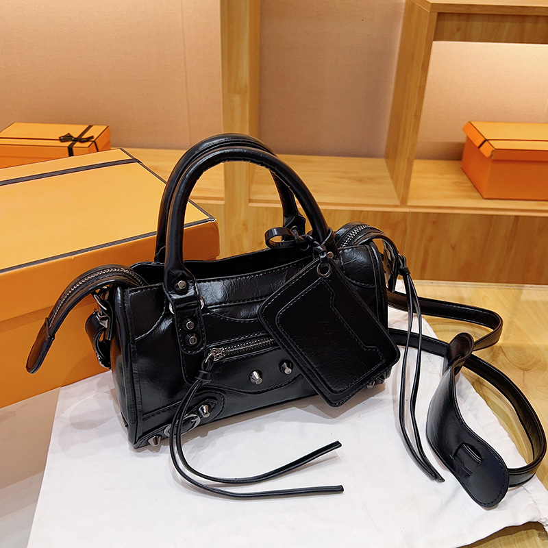 2025 New Outdoor Style Free Delivery Designer Rivet Oilskin Motorcycle Handbag Fashion Trend Single Shoulder Crossbody Women's Bag