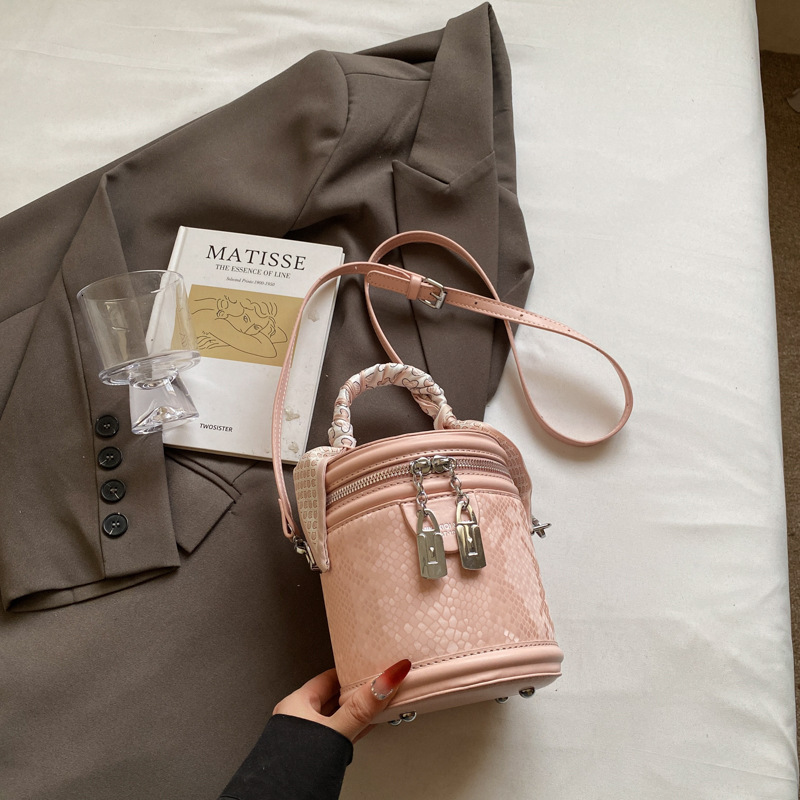 Designer 2025 New Outdoor Style Free Delivery Popular And Fashionable Small Bucket Bag For Women In Spring Korean Minimalist Handbag Niche Design