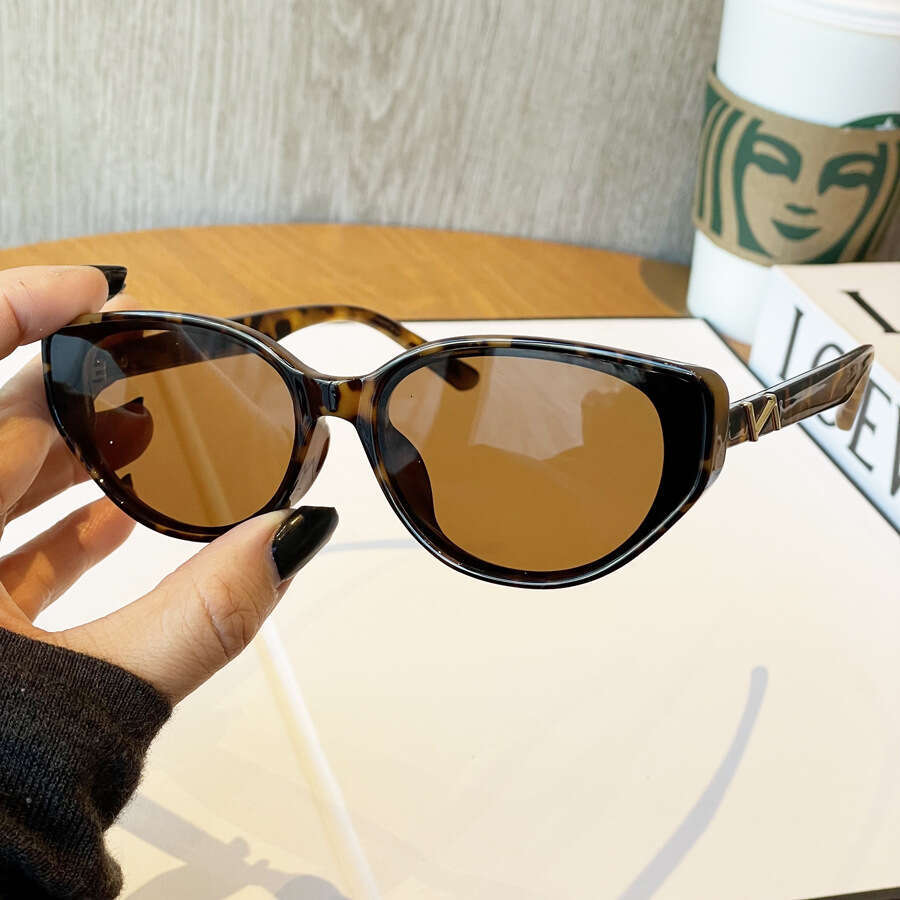 Fashionable trendy women with a high-end feel, frames that are versatile and show off, small glasses for travel, sunscreen, cat's eye sunglasses