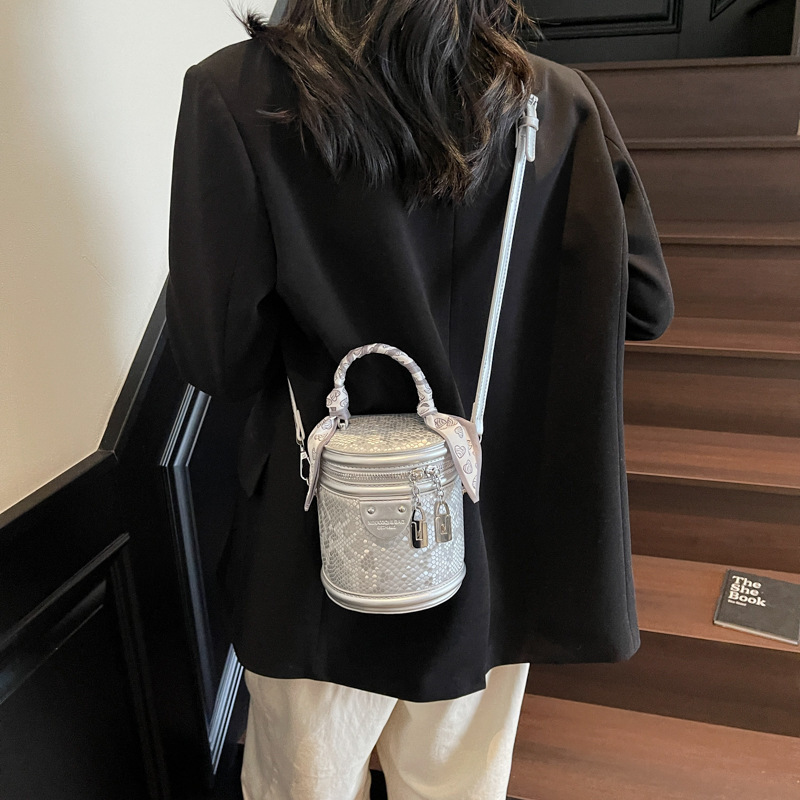 Designer 2025 New Outdoor Style Free Delivery Popular And Fashionable Small Bucket Bag For Women In Spring Korean Minimalist Handbag Niche Design