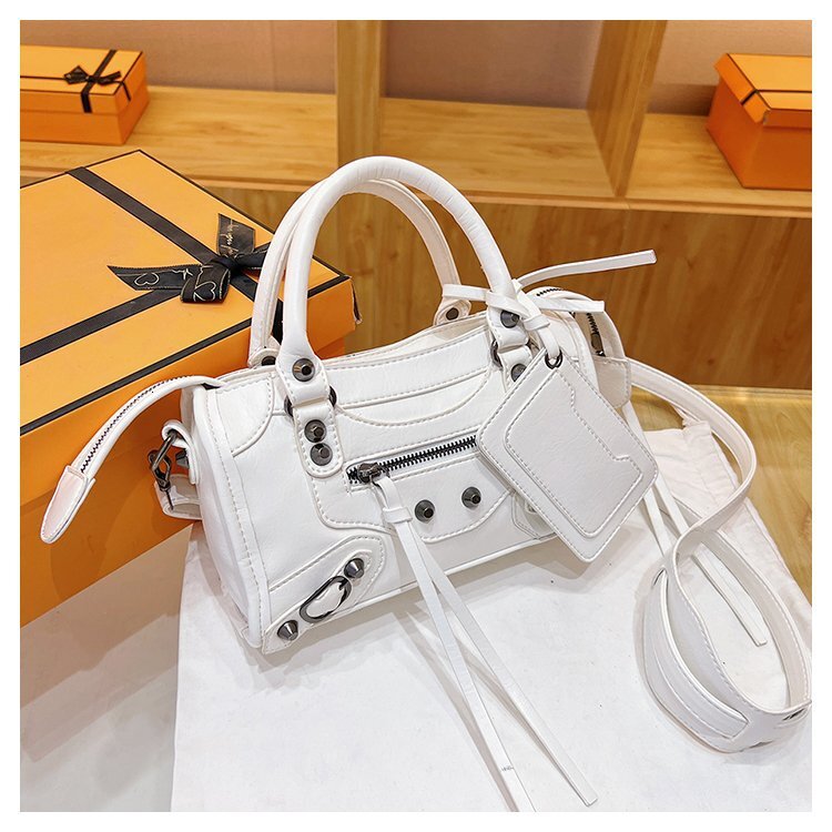 2025 New Outdoor Style Free Delivery Designer Rivet Oilskin Motorcycle Handbag Fashion Trend Single Shoulder Crossbody Women's Bag