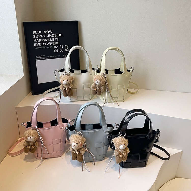 Designer 2025 New Outdoor Free Delivery Korean Style Beautiful Hand-held Bucket Personalized Texture Crossbody Stylish Shoulder Bag